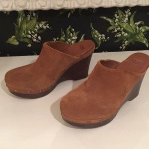 Uggs Size 10 Saddle Color Clogs with Sheepskin